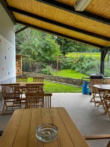 eine Terrasse mit einem Holztisch und Stühlen in der Unterkunft Penzion U Cempu in Kunratice + 15 Fotos