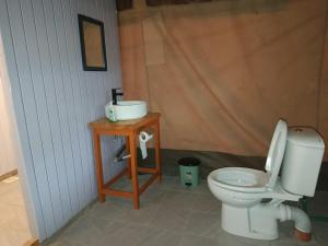 SekenaniにあるKambu Mara Campのバスルーム(トイレ付)、テーブル(シンク付) +23枚の写真