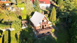 eine Draufsicht auf ein Haus im Wald in der Unterkunft Świerkowa chata in Targanice