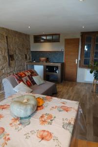 Appartement vue imprenable montagne في Serra-di-Scopamene: غرفة نوم بها سرير مع غطاء سرير عليه قرع