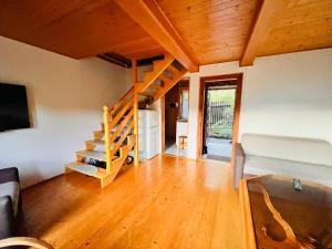 un soggiorno con una scala e un divano di Świerkowa Chata a Targanice Altre 12 foto