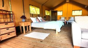 a bedroom with a bed and a table and chairs at Seuls au monde in Varen