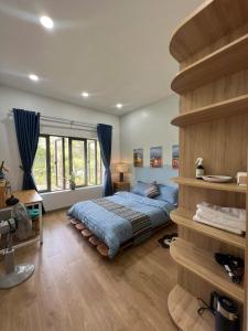 Katil atau katil-katil dalam bilik di Dốc mộng mơ homestay & villa +73 gambar