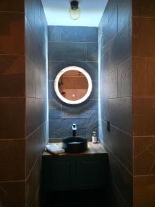マサミトラにあるChalet San Marcosのバスルーム(シンク、円形鏡付)