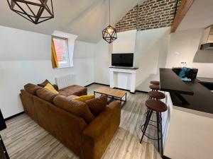 a living room with a couch and a table at Charmant Duplex 4 pers Au centre Douai Netflix in Douai