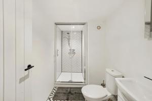Un baño blanco con inodoro y ducha. en Sleek and Stylish Yorkshire Gem - Sleeps 4, en Castleford