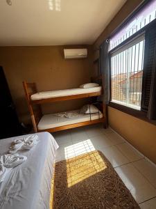 a small room with a bunk bed and a window at Parnaíba Hostel in Parnaíba