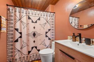 ein Badezimmer mit Waschbecken und Duschvorhang in der Unterkunft Central Location - Adorable Adobe - King and Queen in Santa Fe + 13 Fotos