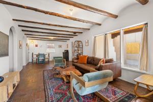 ein Wohnzimmer mit Sofa und Tisch in der Unterkunft Central Location - Adorable Adobe - King and Queen in Santa Fe