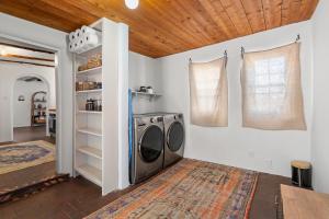 eine Waschküche mit Waschmaschine in der Unterkunft Central Location - Adorable Adobe - King and Queen in Santa Fe