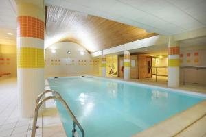 a large swimming pool in a large building at Studio moderne à Ax-les-Thermes, 30 m² avec sauna in Ax-les-Thermes