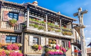 Budova, kde se aparthotel nachází