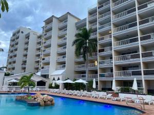 uitzicht op het resort vanaf het zwembad bij Modern apartment with sea view in Cupecoy in Cupecoy