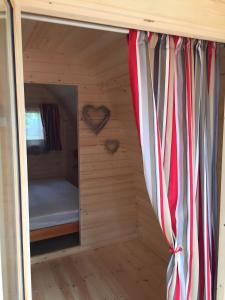 Una habitación con una cama en una casa pequeña. en Pink Pod, en Saint-André 3 fotos más