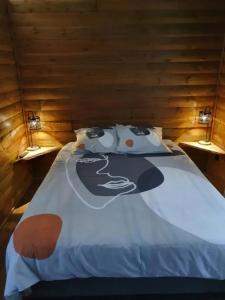 a bed with a picture of a woman on it at Studio cosy à La Plaine-des-Palmistes, 18 m², jardin in Bras des Calumets