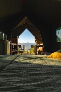 una tienda de campaña con vistas a las montañas en la lejanía en Safari Glamping Portugal Koi Fish, en Ventosa