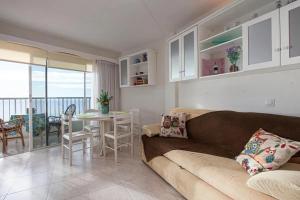 una sala de estar con un sofá y una mesa en Charming studio in San Marcos, 40 m² with sea view, en Icod de los Vinos