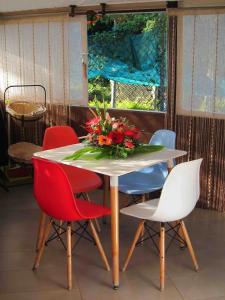 a table with red chairs and a vase of flowers on it at Charming apartment in Albion with shared pool, 20.3 m² in Albion