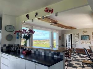 Kuchyň nebo kuchyňský kout v ubytování Villa spacieuse avec piscine à Plounéour-Brignogan