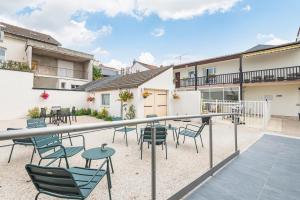 a patio with chairs and tables in a courtyard at Logis Hôtel Au Tambour in Reims