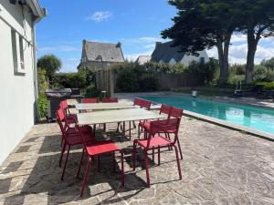 Bazén v ubytování Villa spacieuse avec piscine à Plounéour-Brignogan nebo v jeho okolí