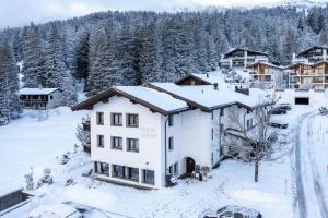 an aerial view of a house in the snow at Hotel Seehof direkt am Heidsee in Valbella
