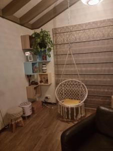 バンバリーにあるOcean Drive Home - 3 bedroom 70s stylish homeのリビングルーム(室内にブランコ付)