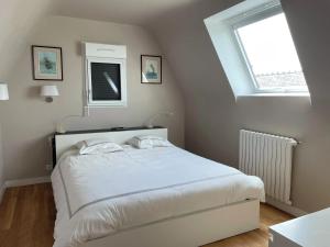 Postel nebo postele na pokoji v ubytování Villa spacieuse avec piscine à Plounéour-Brignogan + 18 fotografií