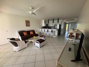 een woonkamer met een bank en een tafel bij Modern apartment with sea view in Cupecoy in Cupecoy