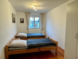 エッゲンフェルデンにある3 Zimmer Apartment mit Flussblick - Self Check-Inの窓のある部屋に二段ベッドが2つある