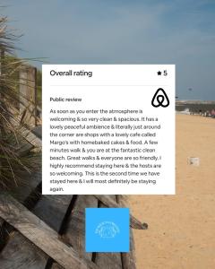 滨海戈尔斯顿Cosy Pet Friendly Holiday House in Gorleston - five minutes to beach的海滩上的标志牌，上面有一个标志