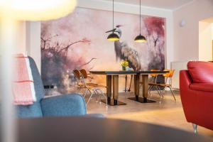 a dining room with a table and chairs at Suiten im Alten Berghotel Johanna in Niedersalwey