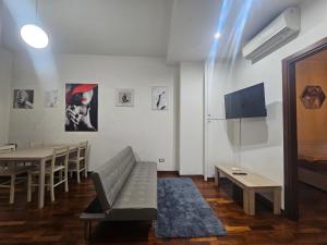 a dining room with a bench and a table and chairs at Suite del Suffragio in Viterbo