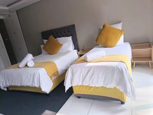 Giường trong phòng chung tại Nqabanqaba +21 ảnh
