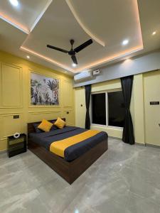 Una cama o camas en una habitación de Rooftop Grove Zenith