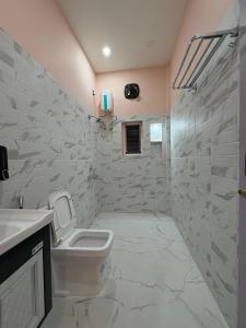 Un baño de Rooftop Grove Zenith 21 fotos más