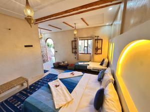 Cama ou camas em um quarto em Oasis Tilogui-Luxury Hotel Restaurant and Desert Excursions In Zagora mais 75 fotos