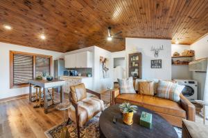 Posezení v ubytování Algonquin Cottage