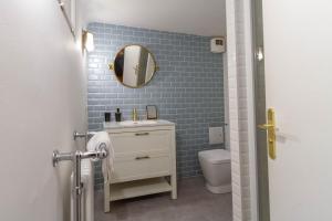 a bathroom with a sink and a mirror at Le Gramont, T3 en hypercentre de Pau - avec clim in Pau