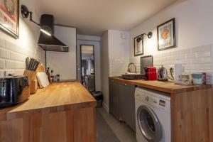 a kitchen with a washer and a washing machine at Le Gramont, T3 en hypercentre de Pau - avec clim in Pau +13 photos
