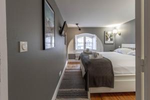 a bedroom with a white bed and a window at Le Gramont, T3 en hypercentre de Pau - avec clim in Pau