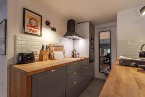 a kitchen with a wooden counter top in a room at Le Gramont, T3 en hypercentre de Pau - avec clim in Pau