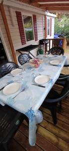a table with a blue and white table cloth at eleganzia in Gastes +1 photo