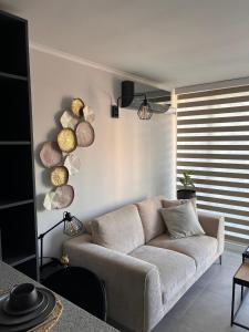 ein Wohnzimmer mit einem Sofa und einigen Steinen an der Wand in der Unterkunft Estadio Nacional Ñuñoa in Santiago