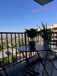 einen Tisch mit Topfpflanze auf dem Balkon in der Unterkunft Estadio Nacional Ñuñoa in Santiago