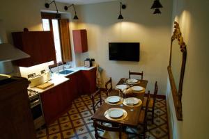 a kitchen with a table with chairs and a tableasteryasteryasteryasteryasteryastery at The Poets' Retreat in Sulmona