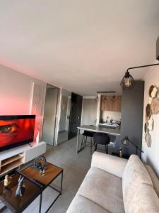 ein Wohnzimmer mit Sofa und Tisch in der Unterkunft Estadio Nacional Ñuñoa in Santiago