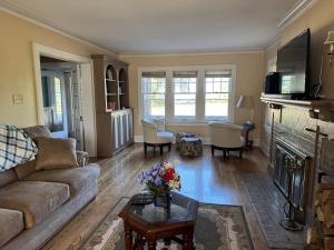 Una sala de estar con un sofá y una chimenea. en Superior St Lakeview Villa, en Abbeyville 9 fotos más