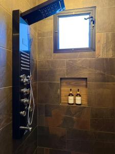 マサミトラにあるChalet San Marcosのバスルーム(シャワー、ワイン2本付) +37枚の写真