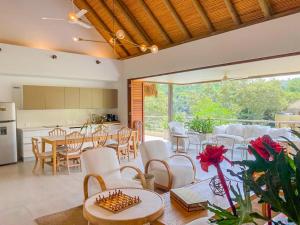 a kitchen and dining room with a table and chairs at Penthouse de Lujo-Mesa de yeguas Country Club Golf lago Naturaleza in Anapoima